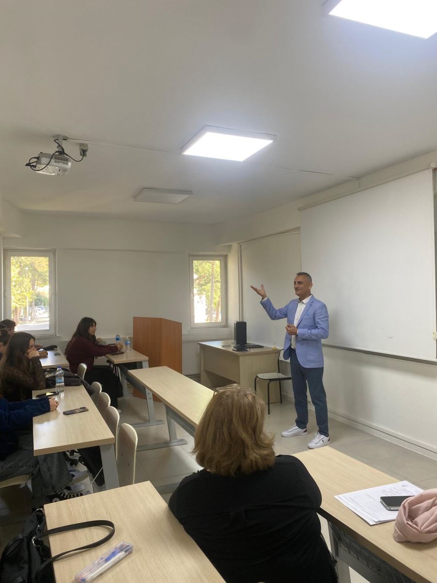 Dalaman MYO’da 10 Aralık 2025 tarihinde “Yüksekten Uçmak İçin Yol Haritası” konulu bir konferans düzenlendi. Devlet Hava Meydanları İşletmesi’nden (DHMİ) Fatih Özpolat’ın konuşmacı olarak katıldığı etkinlik, Meslek Yüksekokulu öğrencilerimiz tarafından büyük ilgiyle takip edildi. Konferansta, havacılık sektöründeki güncel gelişmeler, mesleki fırsatlar, kariyer planlama süreçleri ve sektörde başarıya ulaşmak için izlenmesi gereken adımlar ele alındı. Fatih Özpolat, öğrencilerle kendi deneyimlerini paylaşarak hem sektörel bilgiler sundu hem de motivasyon artırıcı önerilerde bulundu.